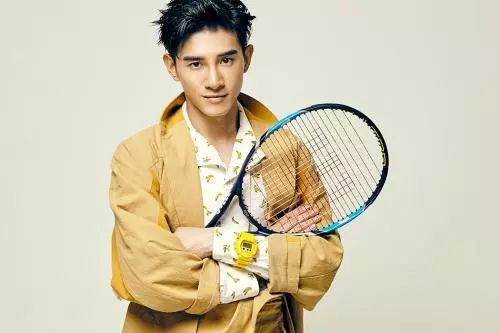 56岁的柴智屏开个生日趴全是小鲜肉,有点羡慕啊.