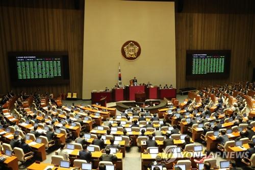 5月21日,韩国国会召开全体会议,表决通过了“青年就业及危机地区对策”补充预算案。(图片来源:韩联社)