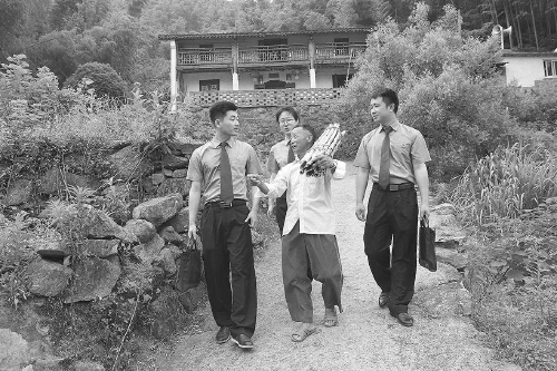 "近日,江西省南昌市湾里区检察院组织干警深入挂点帮扶的梅岭镇袁家村