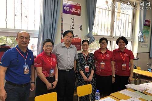 6月24日上午,中国人民大学副校长杜鹏来到石家庄一中高招咨询会现场