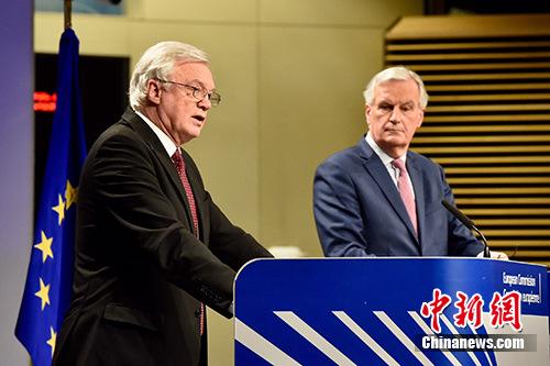 资料图：脱欧谈判欧盟首席谈判代表巴尼耶（图右）与英国脱欧事务大臣戴维斯（图左）共见记者。 欧盟供图