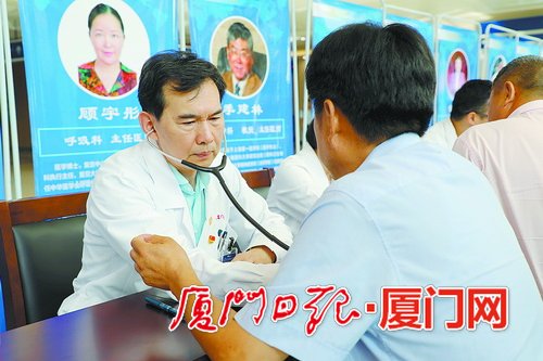 复旦中山厦门医院心内科执行主任樊冰教授在义诊现场为患者诊疗.