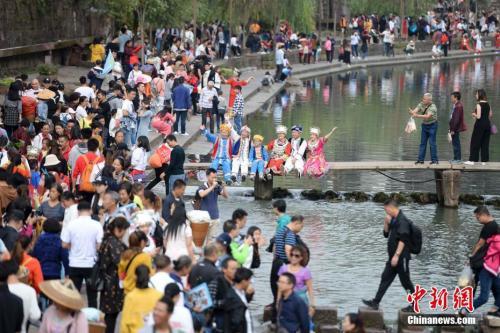 2018年国庆假期,全国共接待国内游客7.26亿人次,同比增长9.43���现国内旅游收入5990.8亿元,同比增长9.04���资料图)杨华峰 摄