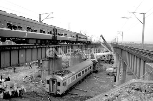1981年3月8日的台铁头前溪桥事故，是台湾史上最重大的铁路事故。（台湾“中央社”档案照片）
