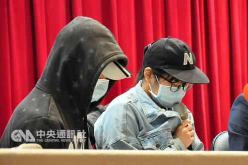 台铁事故列车司机的儿女代父发表声明。台湾“中央社”记者沈如峰摄