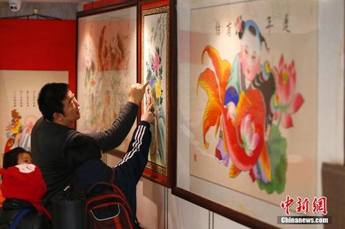 资料图：春节将至，北京民众选购年画。 中新社记者 富田 摄
