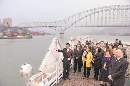 人大代表们乘船视察两起侵占长江岸线资源的公益诉讼案件办理现场