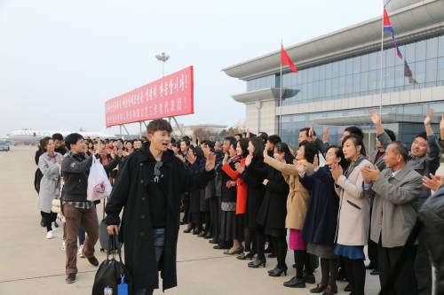  11月5日，在朝鮮平壤國際機場，中國文藝工作者代表團結束訪問準備乘機離開，受到朝鮮群眾和官員熱烈歡送。 （新華社）