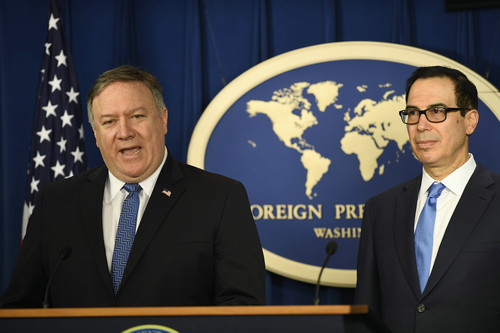 11月5日，在美国首都华盛顿，美国国务卿蓬佩奥（左）和财政部长姆努钦出席记者会。新华社记者 刘杰 摄