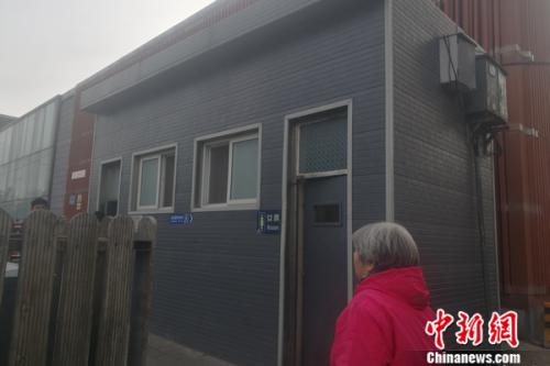 比尔盖茨演讲:比尔盖茨带粪便上演讲台:这是60亿美元/年的市场 图为北京路边的公共厕所。 谢艺观 摄