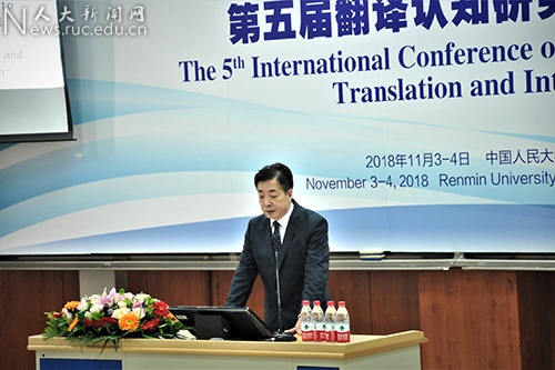 广东外语外贸大学教授卢植用眼动仪测试英汉隐喻翻译中的三种策略