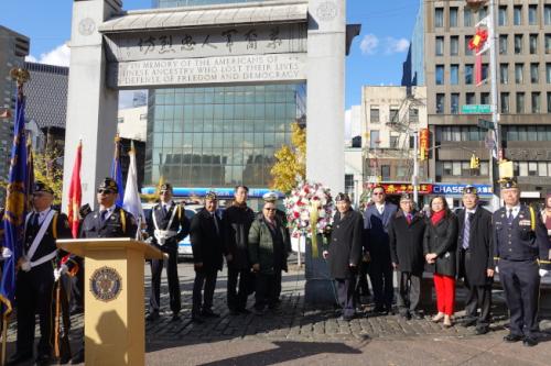 并庆祝退伍军人节,并在且林士果广场华裔军人忠烈坊前举行纪念仪式