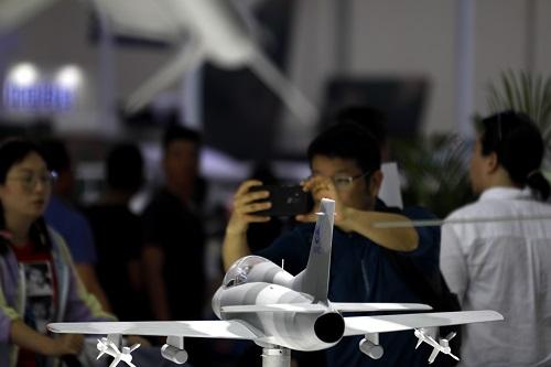 2018年11月11日，观众在拍摄展出的飞机模型。当日，第十二届中国国际航空航天博览会在广东珠海闭幕。 新华社记者刘芳摄