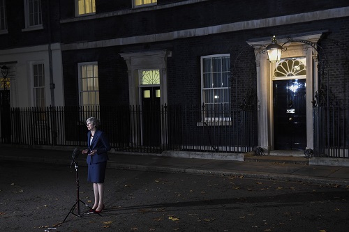 英国首相特雷莎·梅14日说，英国与欧盟达成的脱欧协议内容已经得到英国内阁成员支持，这是脱欧进程中的关键一步。新华社发