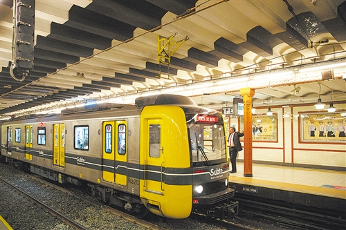 近年来,中国制造的地铁列车在阿根廷轨道网络中投入使用,使当地居民的