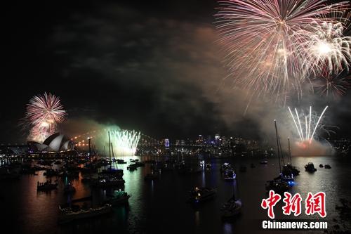 悉尼跨年庆典 家庭烟花表演挥洒璀璨花火 烟花 悉尼 跨年 新浪新闻 悉尼跨年庆典 家庭烟花表演挥洒璀璨花火 烟花 悉尼 跨年 新浪新闻