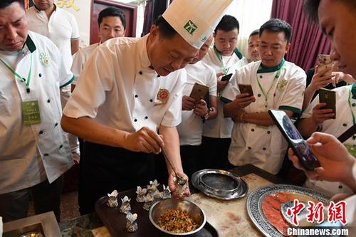 资料图片：甘肃敦煌菜“掌门人”赵长安授艺。 中新社记者 杨艳敏 摄