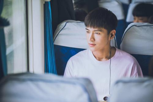 搭档颖儿小综化身纯粹努力的"锦鲤"明星 演员张家玮未来可期