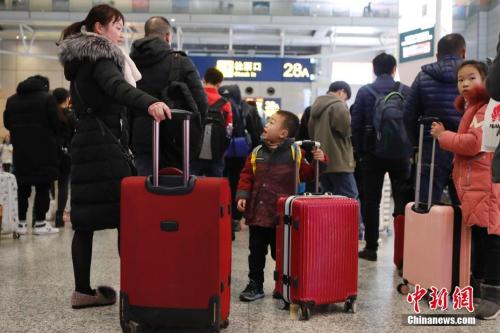 旅客在车站等待检票 殷立勤 摄