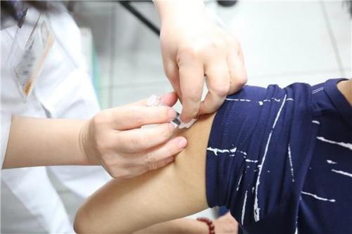 接种疫苗。图片来源：台湾《联合报》 台湾“疾管署”供图