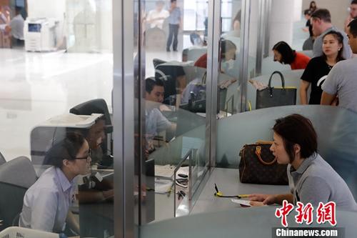 资料图:出入境窗口。<a target='_blank' href='http://www.chinanews.com/'>中新社</a>记者 殷立勤 摄