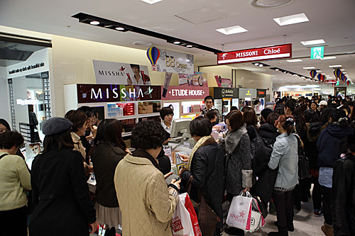 中国游客日渐成为韩国百货店的“新宠”。新华社记者何璐璐摄