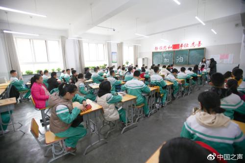 银川一民办初中正在上课