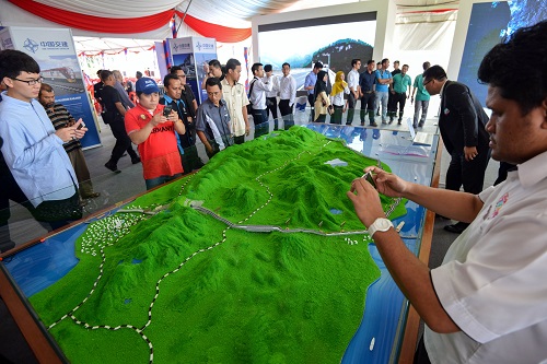 2017年8月9日，在马来西亚关丹，人们观看马来西亚东海岸铁路项目模型。 新华社发