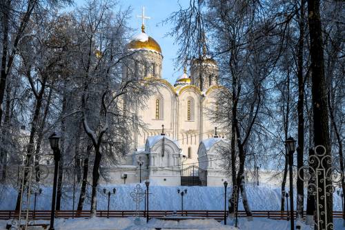 俄罗斯景色吸引众多游客前往游览。图为俄罗斯弗拉基米尔市圣母升天大教堂。新华社/卫星社