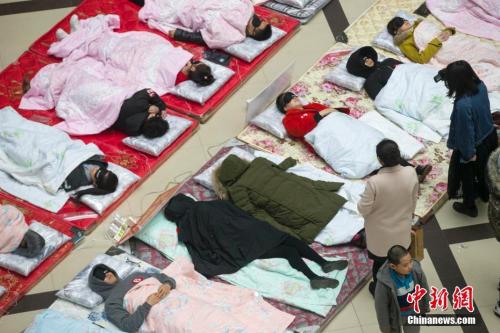 中国超3亿人有睡眠障碍 成年人失眠发生率近4成 资料图:2018年3月18日,在世界睡眠日即将来临之际,山西首届睡眠大赛在山西太原一商场举行。 中新社记者 张云 摄
