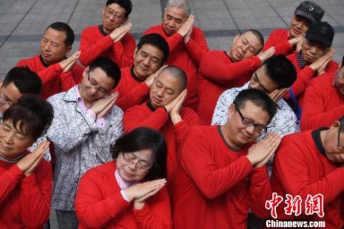 中国超3亿人有睡眠障碍 成年人失眠发生率近4成 资料图:重庆鼾友会成员行为艺术呼吁大家注意睡眠习惯。 陈超 摄