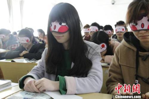 中国超3亿人有睡眠障碍 成年人失眠发生率近4成 资料图:江西某高校学生上睡眠体验课。 邓缘 摄