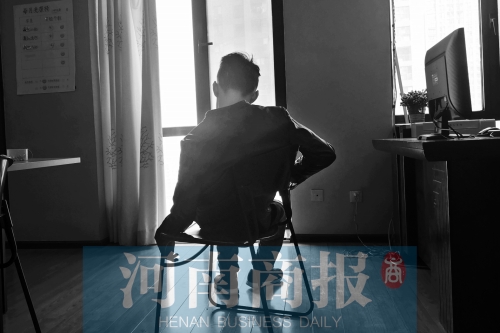 郑州市同舟心智障碍者服务中心，一名孤独症患者在椅子上休息