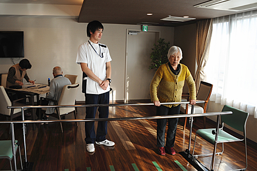 在位于日本东京品川区的养老院，一名老人在活动身体。新华社记者华义摄