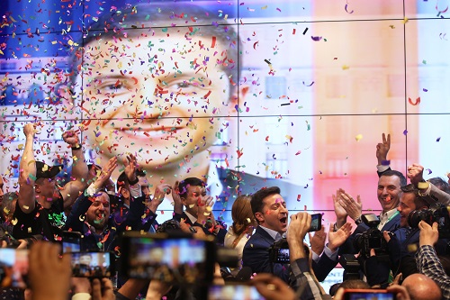 2019年4月21日，在乌克兰首都基辅泽连斯基竞选总部，乌克兰总统候选人、演员泽连斯基与团队成员和支持者共同庆祝。 新华社发