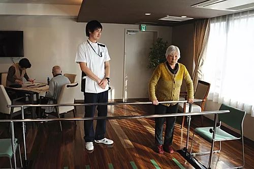 ▲在日本东京一家养老院，一名老人在活动身体。（新华社）