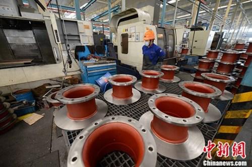 图为福建龙岩机械加工厂工人正在生产。 中新社记者 王东明 摄