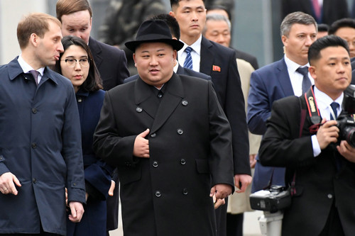 朝鲜最高领导人金正恩(中)4月24日抵达俄罗斯远东城市符拉迪沃斯托克(法新社)