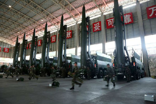中国火箭军“常规导弹第一旅”官兵组织导弹发射训练（陈平 摄）