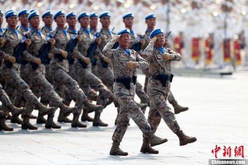 10月1日上午,庆祝中华人民共和国成立70周年大会在北京天安门广场隆重举行。图为受阅的维和部队方队。中新社记者 富田 摄