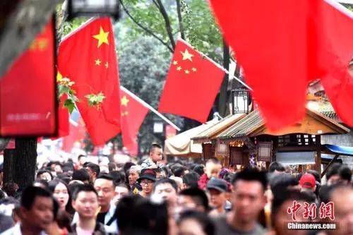  10月3日，成都宽窄巷子景区迎来游客旅游高峰，景区内游客人头攒动，人山人海。安源 摄