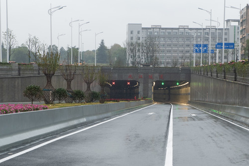 长江重要支流沅江的第一条过江隧道在湖南省常德市建成通车,洞庭湖