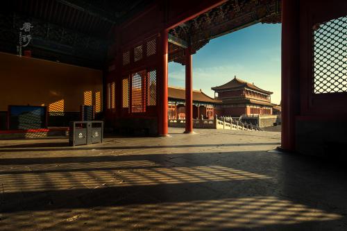 皇城轶事:他花6年拍3万张照片记录故宫 打动单霁翔(图) 《时光》,2017年1月,摄于北京故宫中右门。苏唐诗 摄