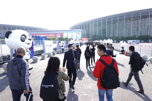 图为11月5日,观众准备进入第二届进博会会场。新华社