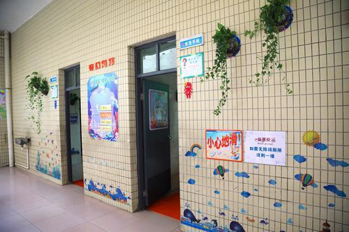 贴诗词,种绿植……东莞大朗实验小学的厕所与众不同