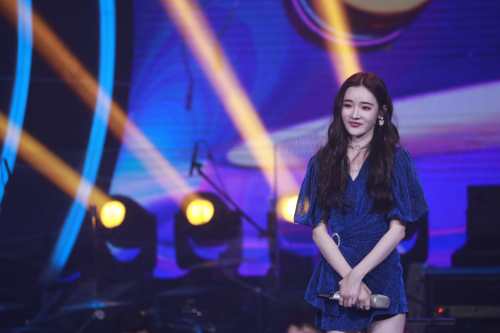 yy主播戴羽彤亮相嗨唱转起来谢娜对大长腿表示不服