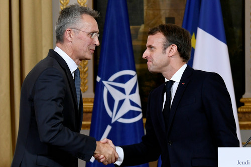  资料图片：北约秘书长斯托尔滕贝格（左）与法国总统马克龙（右）。（视觉中国）