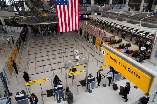 3月13日，在美国纽约肯尼迪国际机场，旅客进入安检通道。当日，美国总统特朗普宣布“国家紧急状态”，以应对美国新冠疫情。新华社记者王迎摄
