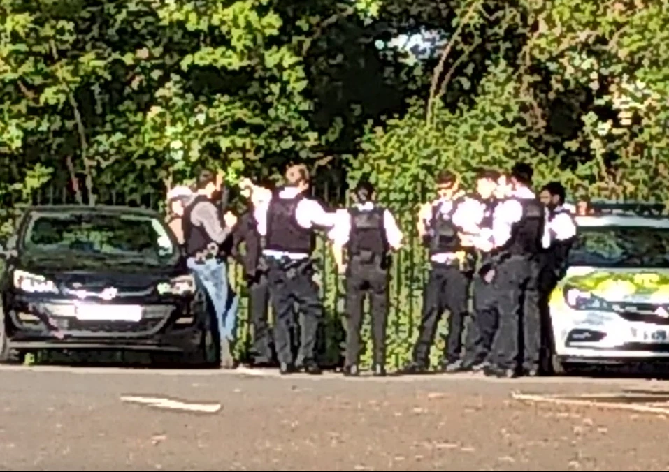 英国警察违反禁令在街头聚集，引发民众不满。（图源：太阳报）