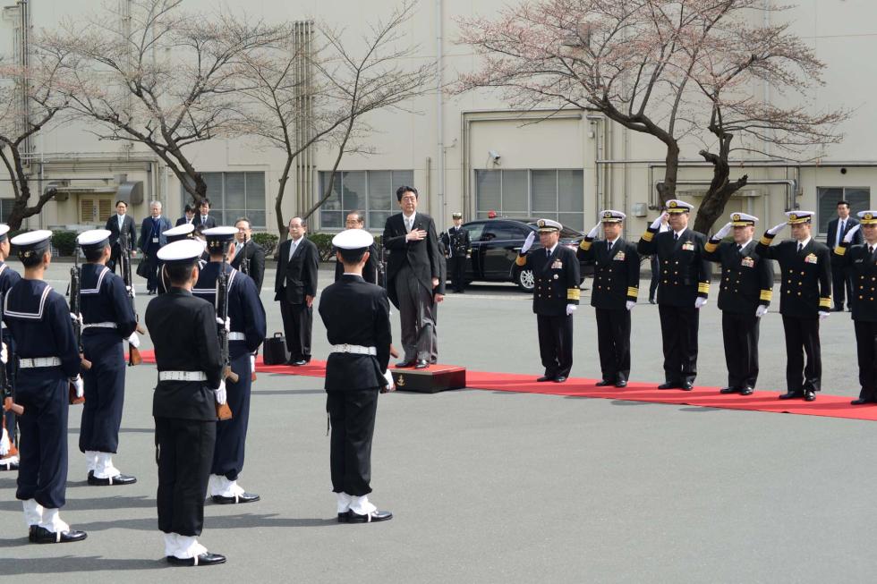 安倍是乘坐陆上自卫队的直升机抵达横须贺的